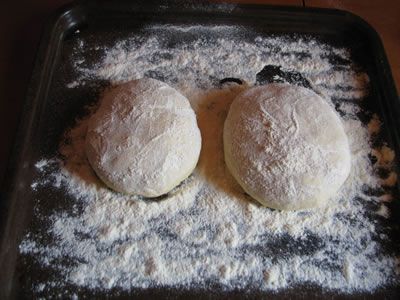 Take the rest of the flour and pour it over the dough balls