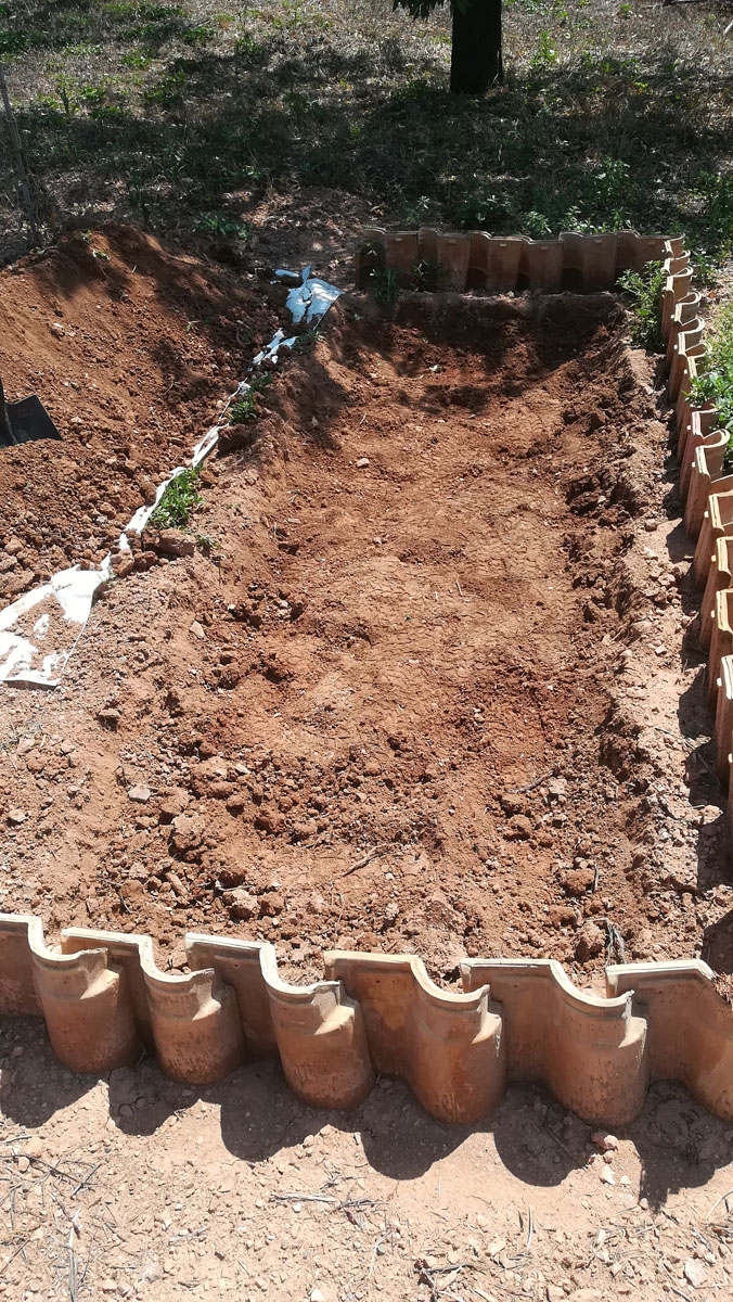 Αφαίρεσα χώμα σε βάθος 20 με 25 εκατοστά